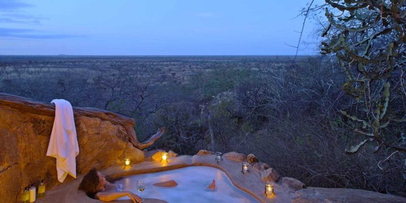 Elsa-s-Honeymoon-Cottage-outdoor-bath